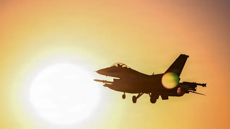 Un avi&oacute;n de combate F-16 de la Fuerza A&eacute;rea de EE.UU. despega de una base en Oriente Medio.. (Centcom)