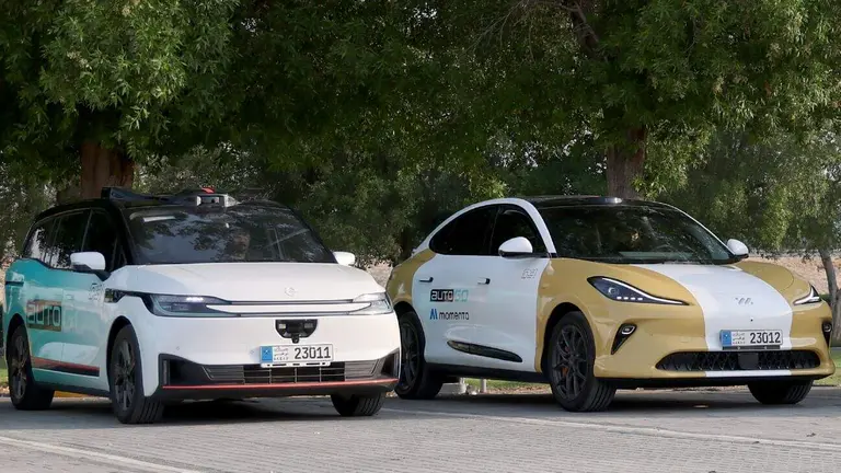 Coches el&eacute;ctricos con matr&iacute;culas especiales en Abu Dhabi. (WAM)
