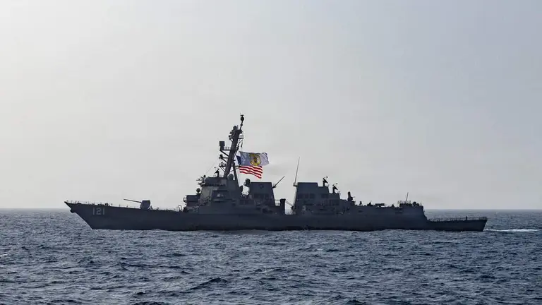 Un buque del ej&eacute;rcito de EEUU en el Estrecho de Ormuz. (Centcom)