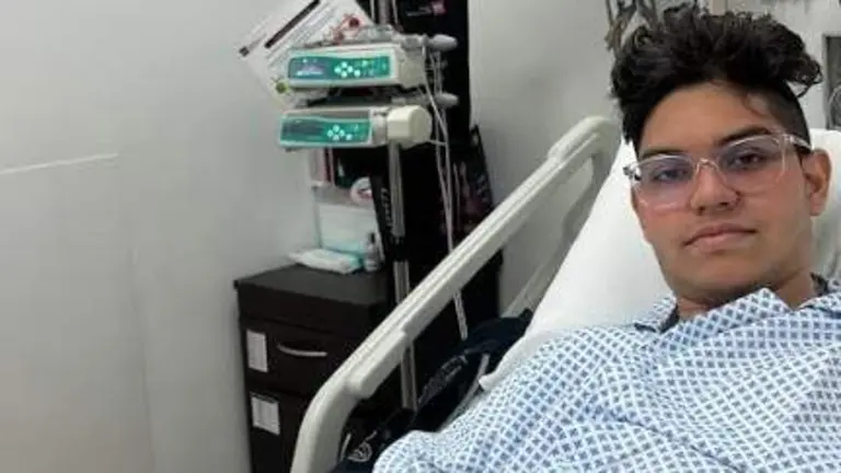 Alejandro Montoya en la habitaci&oacute;n del hospital en Dub&aacute;i. (Cedida)