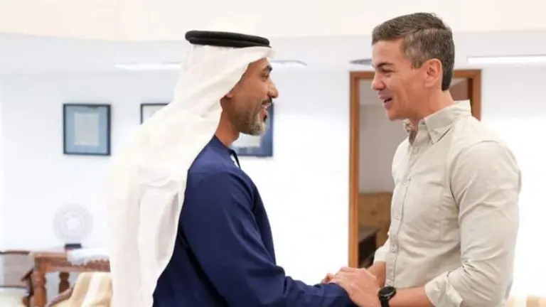 El presidente de Paraguay junto al presidente de la Autoridad de Rendici&oacute;n de Cuentas de EAU. (WAM)