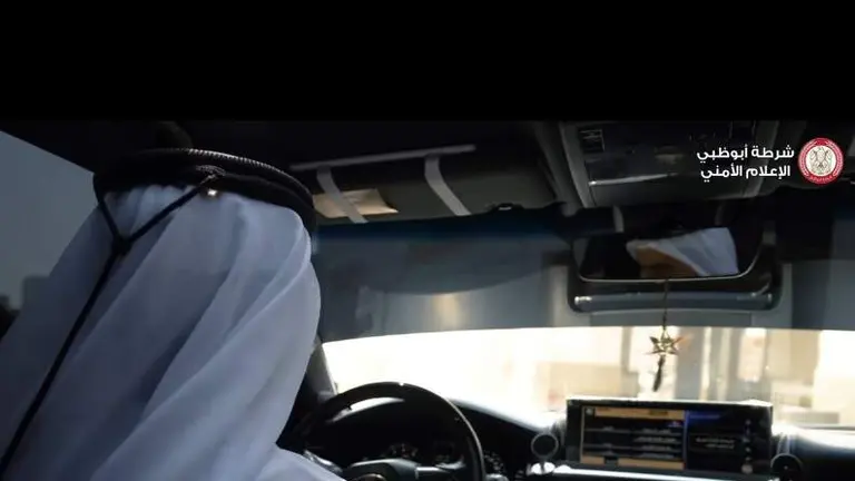 Un emirat&iacute; dentro de su coche. (Instagram)