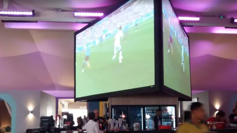 Un partido de f&uacute;tbol en un local de EAU. (EL CORREO)