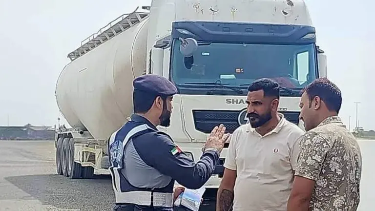 Un polic&iacute;a de Abu Dhabi junto a camioneros. (Instagram)