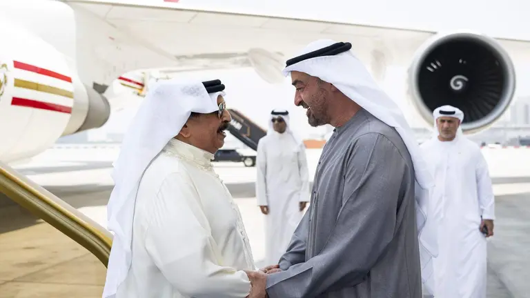El presidente de EAU recibe al rey de Bahr&eacute;in en Abu Dhabi. (WAM)