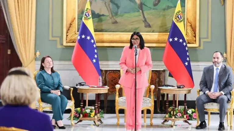 La presidenta de Venezuela, Delcy Rodr&iacute;guez, durante el acto donde dio a conocer el acuerdo. (Fuente externa)