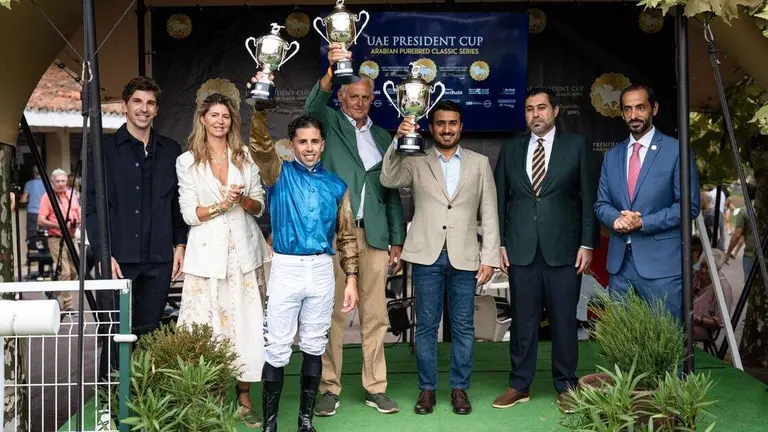 Representantes de EAU junto a organizadores y campeones de la jornada h&iacute;pica en San Sebasti&aacute;n. (WAM)