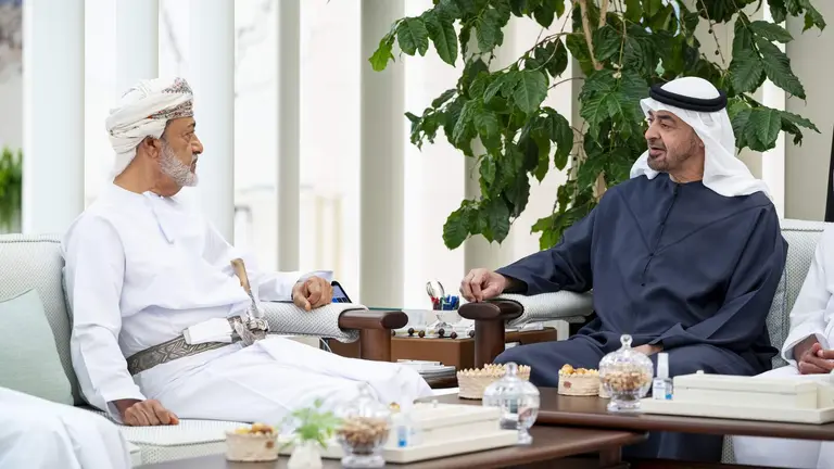 El presidente de EAU junto al sult&aacute;n de Om&aacute;n en Abu Dhabi. (WAM)