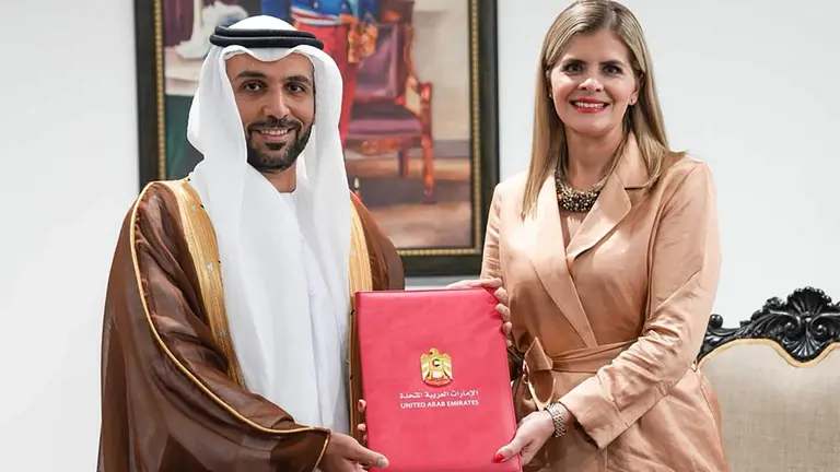 El embajador emirat&iacute; y la presidenta de Costa Rica. (WAM)