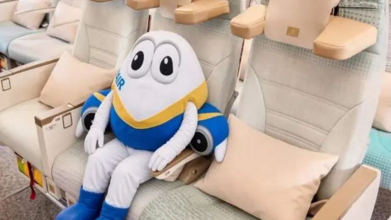 La mascota de Ryanair en un asiento de Emirates. (X)