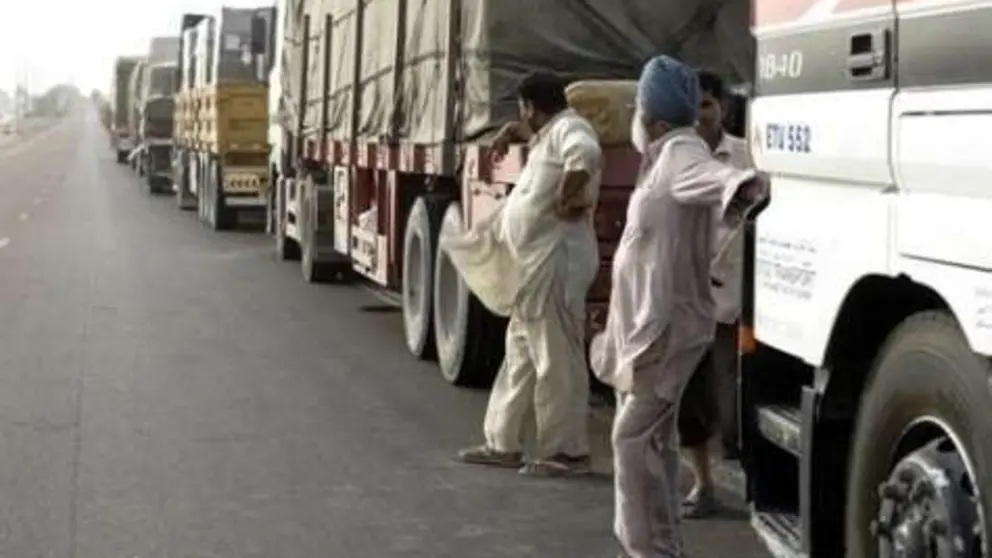 A modo ilustrativo, un grupo de camiones en las carreteras de Emiratos.