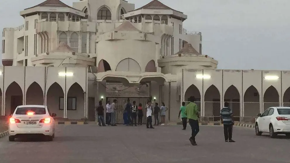 Curiosos a las puertas de la mansi&oacute;n encantada de Ras Al Khaimah. (EL CORREO)