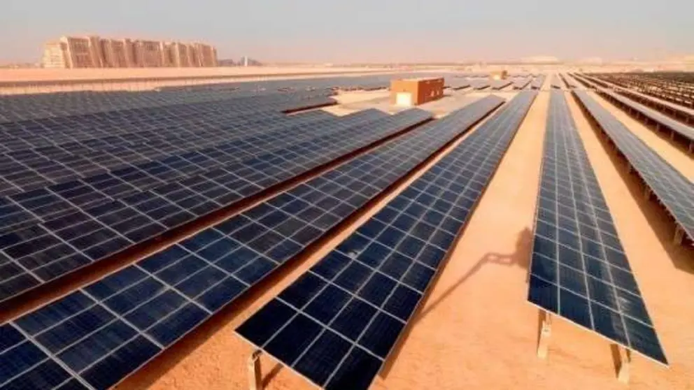 Placas de energ&iacute;a solar en el desierto de EAU.
