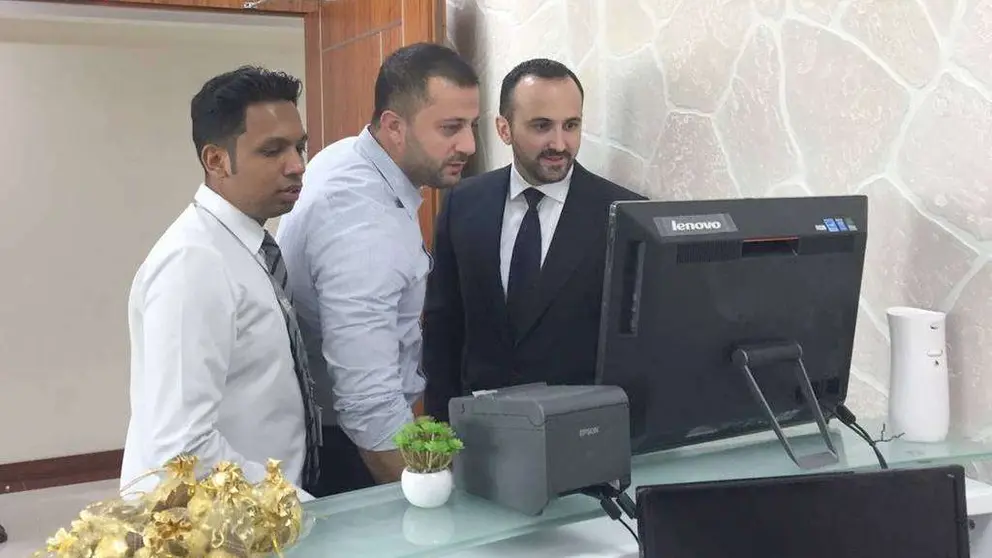 Resposables del centro de visados de BLS en Abu Dhabi. (EL CORREO DEL GOLFO)