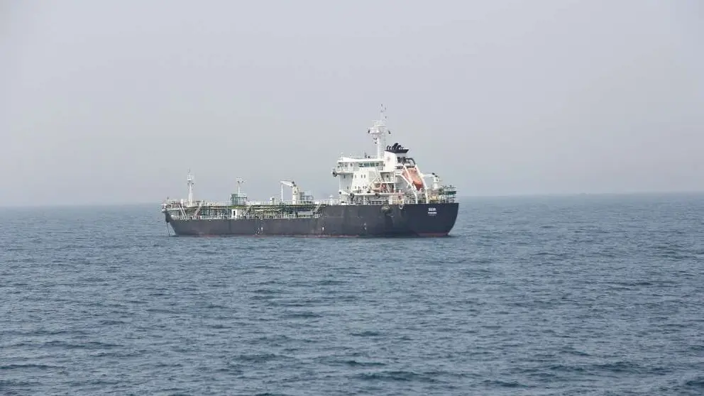 Barco surca las aguas del Golfo Ar&aacute;bigo. (EL CORREO)