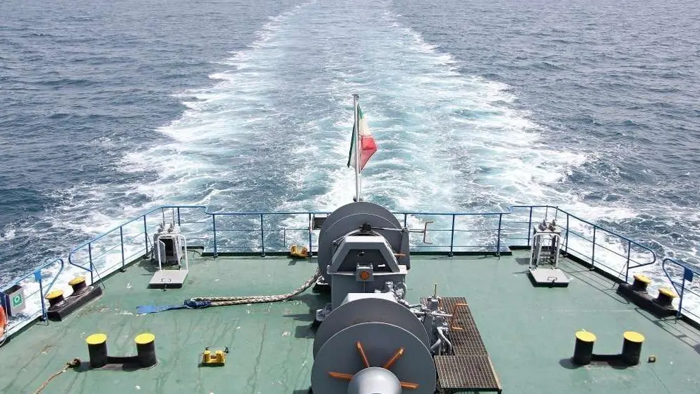 Barco con bandera de Ir&aacute;n surca las aguas del Estrecho de Ormuz. (EL CORREO)