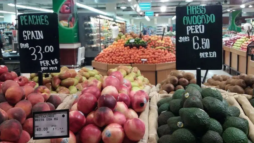 Fruta importada en un supermercado de EAU. (EL CORREO)