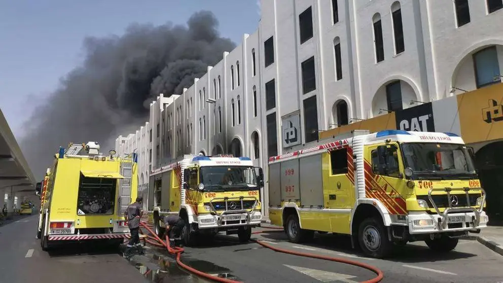 Defensa civil de Dubai en la actuaci&oacute;n de un incendio. (Defensa Civil)