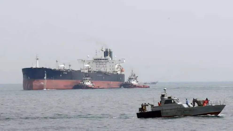 Lanchas de la Guardia Revolucionaria abordan el petrolero British Heritage en el Golfo Ar&aacute;bigo, el 11 de julio de 2019. (Fuente externa)