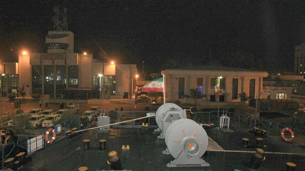 Embarcaci&oacute;n zarpa del puerto iran&iacute; de Bandar Abbas, en pleno Estrecho de Ormuz, rumbo a Sharjah. (Rafael P&eacute;rez)