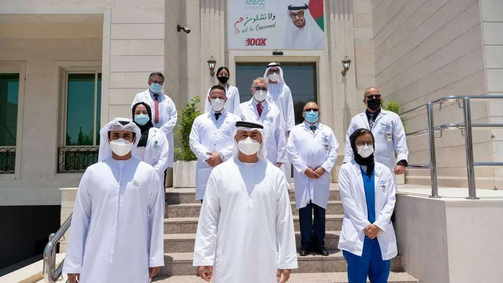 El jeque Mohamed bin Zayed con el equipo de Células Madres. (WAM)