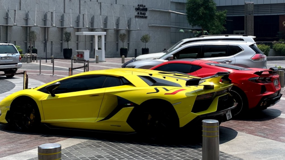 A modo ilustrativo, coches de lujo para alquilar aparcados en Emiratos &Aacute;rabes. (EL CORREO)