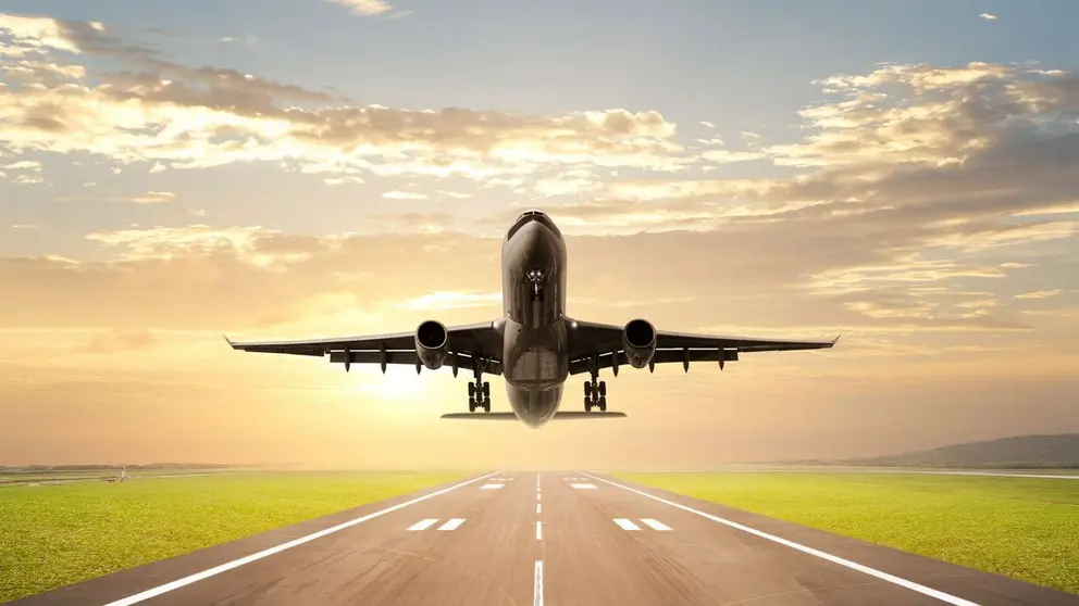 Un avi&oacute;n al despegue a modo ilustrativo. (WAM)