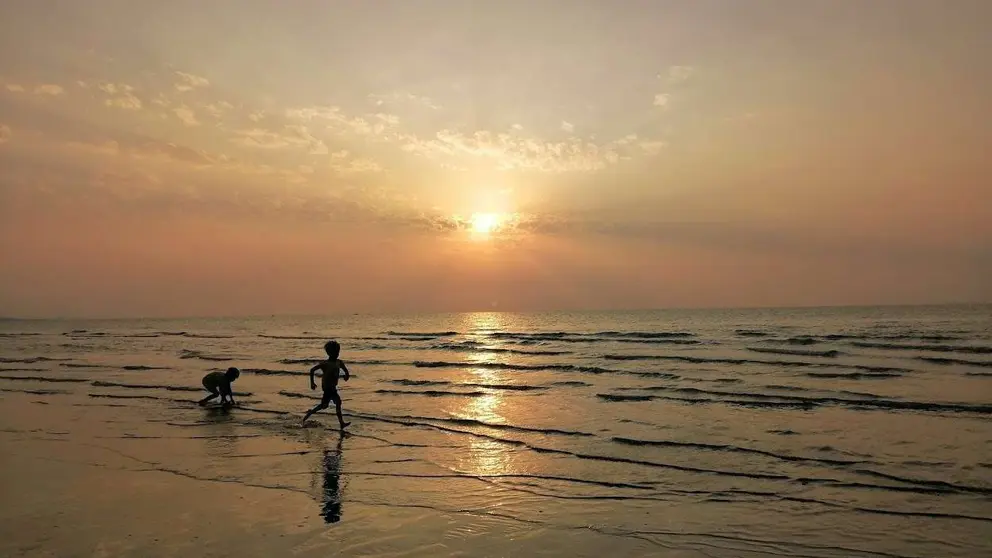 Ni&ntilde;os juegan en una playa de Emiratos &Aacute;rabes. (EL CORREO)