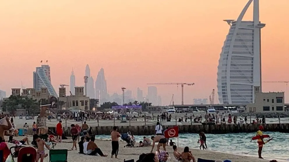Una playa de Dubai con el Burj Al Arab al fondo. (EL CORREO)