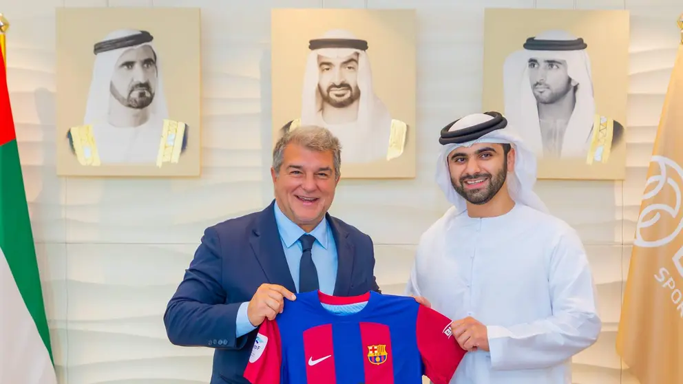 El jeque Mansour bin Mohammed y Laporta durante un encuentro en 2023. (WAM)