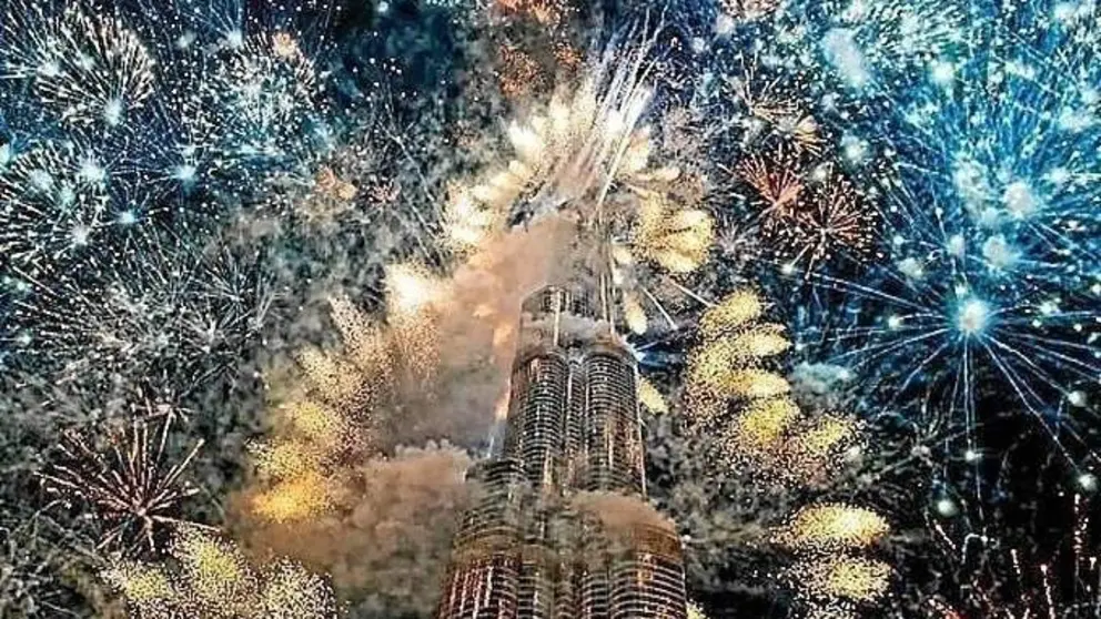El Burj Khalifa, envuelto en fuegos artificiales durante las celebraciones de Año Nuevo 2024. (Fuente externa)