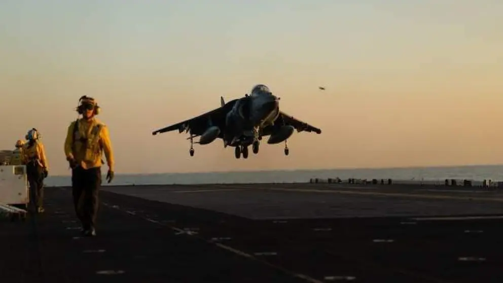 Un avi&oacute;n AV-8B Harrier estadounidense despega en el Mar Rojo. (Twitter)