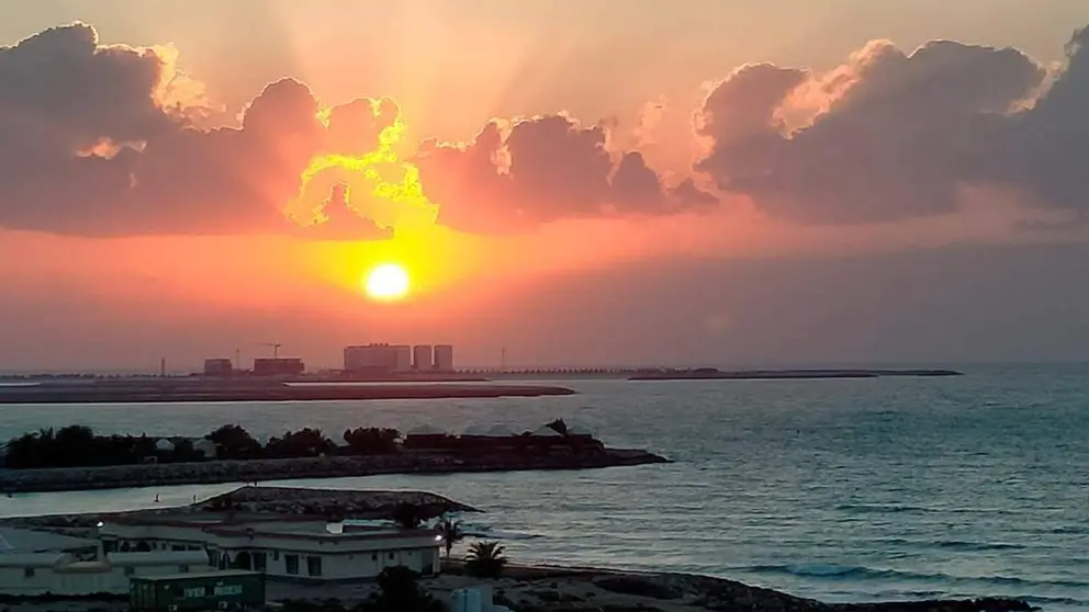 Puesta de sol en Emiratos &Aacute;rabes. (Richard Ramos)