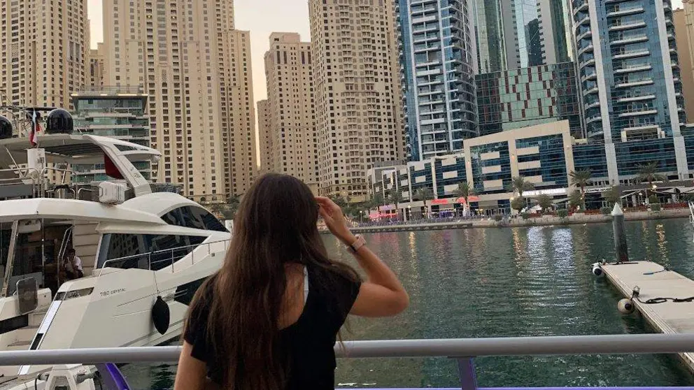 Una turista en Dubai Marina. (EL CORREO)