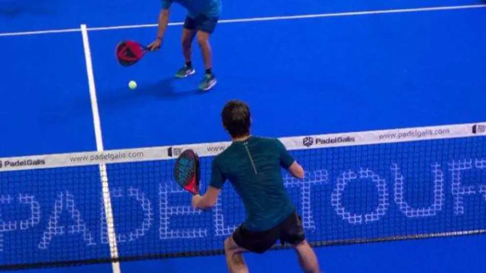 Juego entre competidores en Amigos Padel Club. (Cedida)