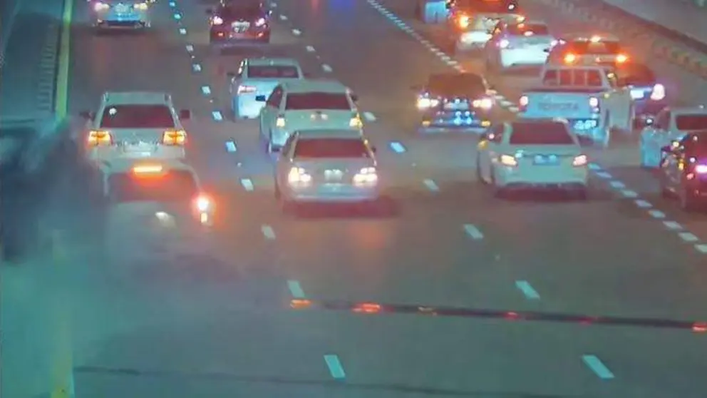 Una captura de pantalla de un v&iacute;deo de accidente difundido por la Polic&iacute;a de Abu Dhabi.