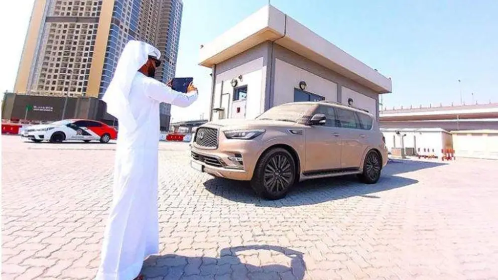 Un coche abandonado en la v&iacute;a p&uacute;blica. (Municipalidad de Dubai)