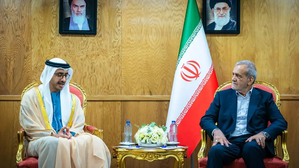 El ministro de Asuntos Exteriores emirat&iacute; junto al presidente de Ir&aacute;n, Masoud Pezeshkian en 2024. (WAM)