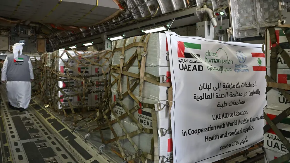 Carga de ayuda emirat&iacute; en un avi&oacute;n. (WAM)