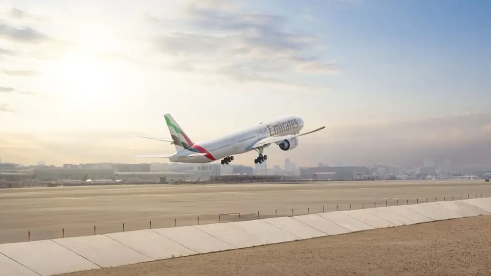 Un avión de Emirates durante el despegue. (WAM)