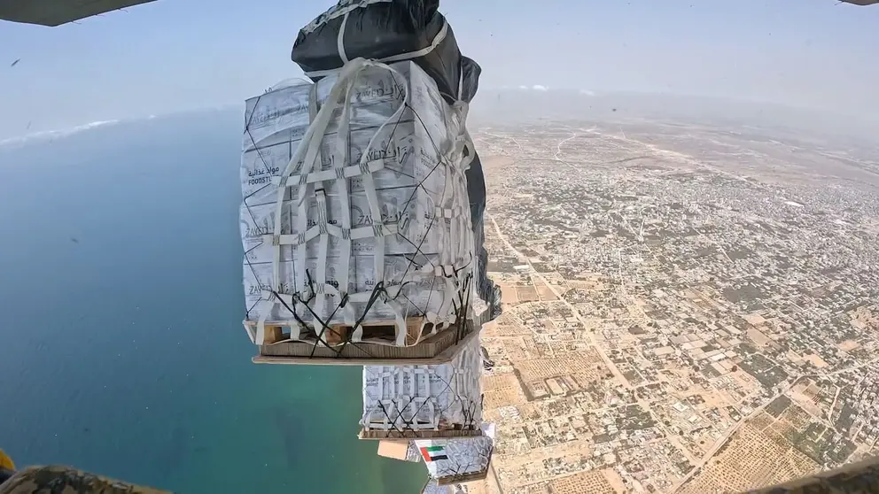 Lanzamiento a&eacute;reo de ayuda de humanitaria sobre la Franja de Gaza por parte de Emiratos &Aacute;rabes Unidos. (WAM)