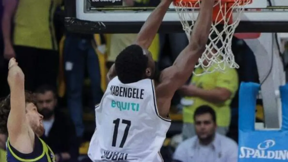 Una canasta del equipo de Dubai en la Euroliga. (X)