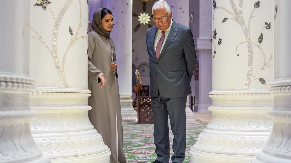 La especialista en visitas culturales Mahra Al Dhaheri ofreció a António Costa una explicación detallada del esplendor artístico y arquitectónico de la mezquita. (WAM)