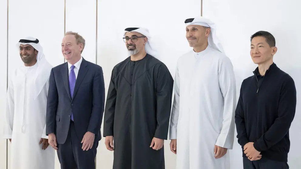El príncipe heredero de Abu Dhabi junto a representantes de Microsoft tras el anuncio de inversión. (WAM)