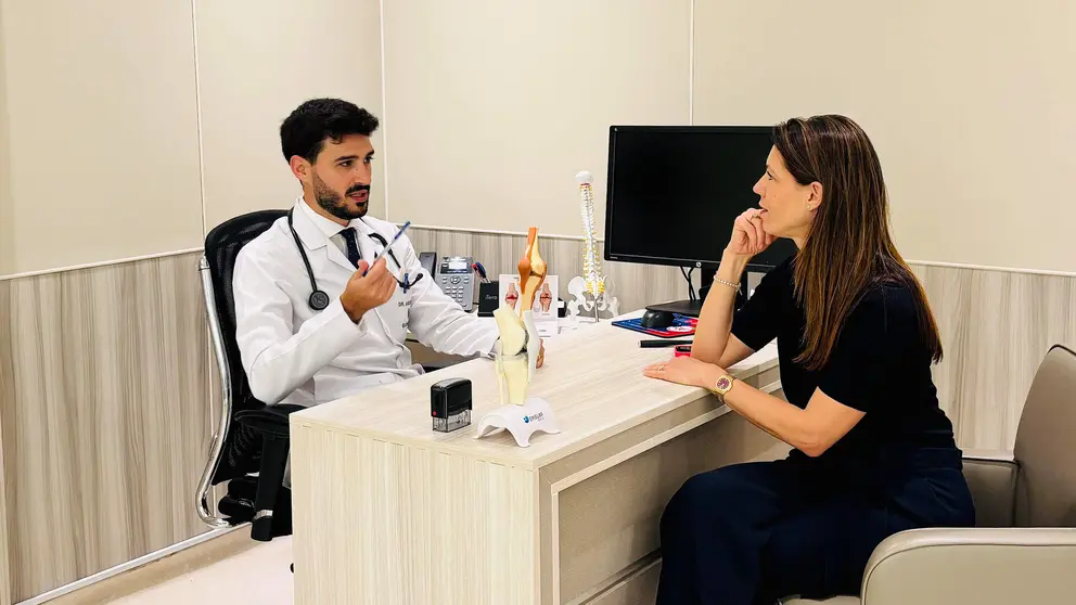 El doctor Andoni Díaz durante una consulta en Dubai. (Cedida)