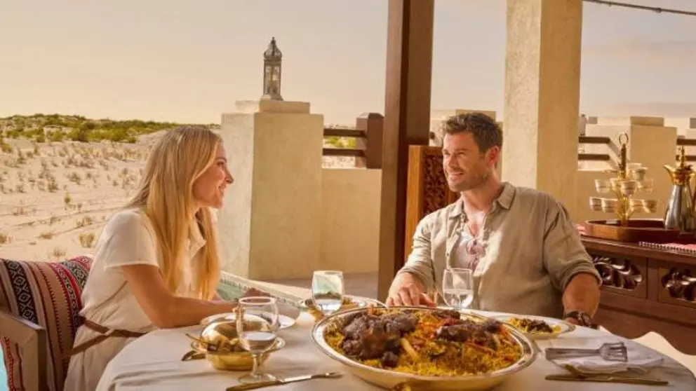 La pareja disfruta de la gastronomía emiratí. (Facebook)