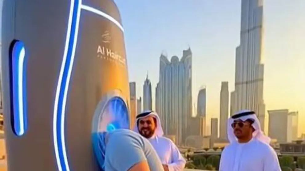 Un joven prueba la moderna barbería. (Instagram)