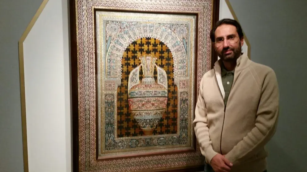 El artista cordobés en Sharjah junto a una de sus obras. (EL CORREO)