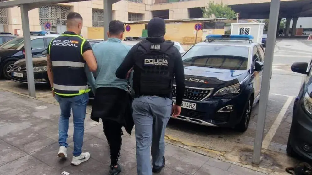 Una imagen de la detención del ecuatoriano difundida por la policía española. (X)