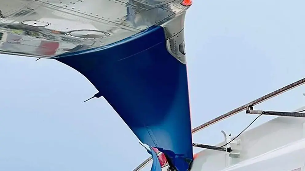 Los da&ntilde;os en el avi&oacute;n de Flydubai. (Facebook)